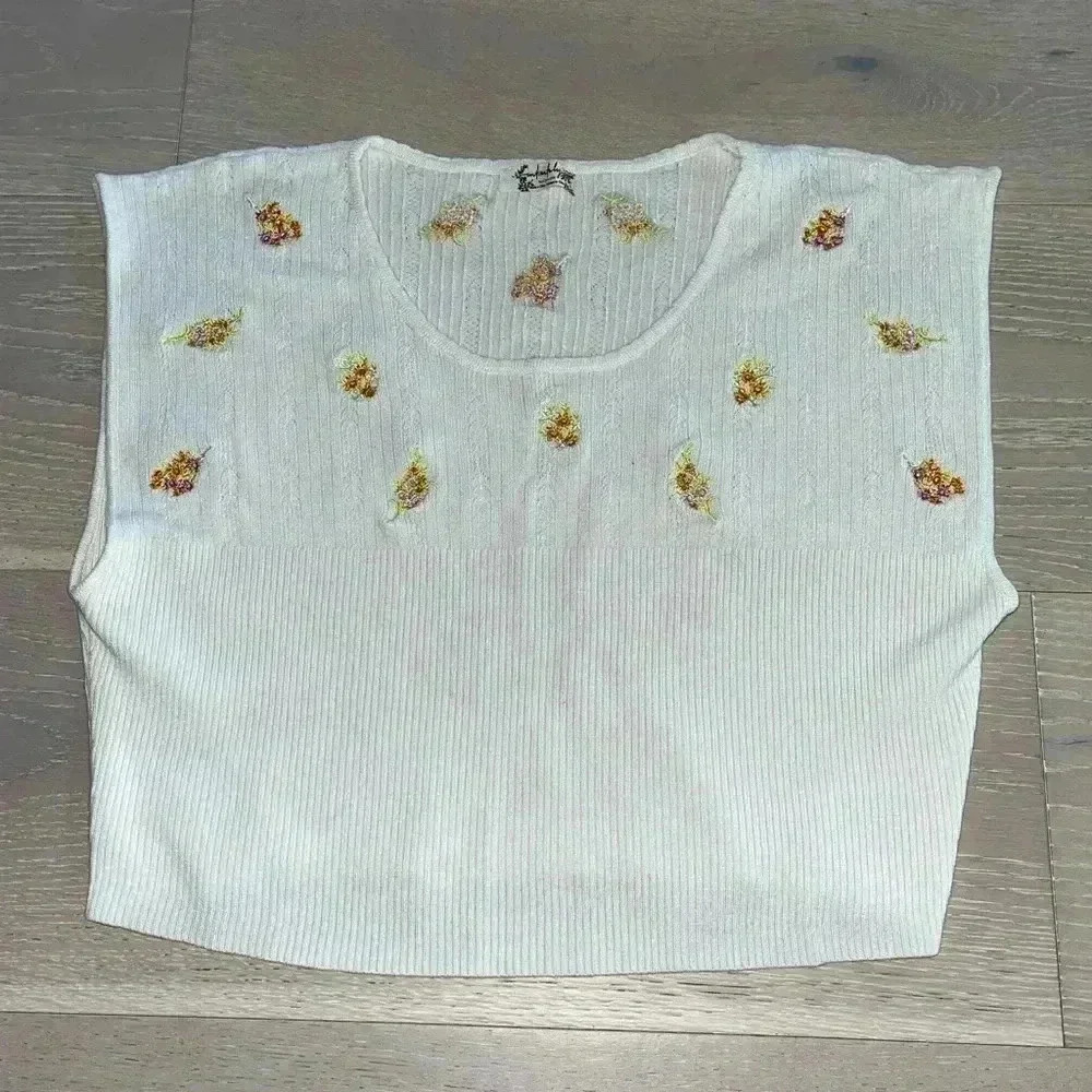 Free People intimately Lotta Love white floral embroidered Crop top sz medium